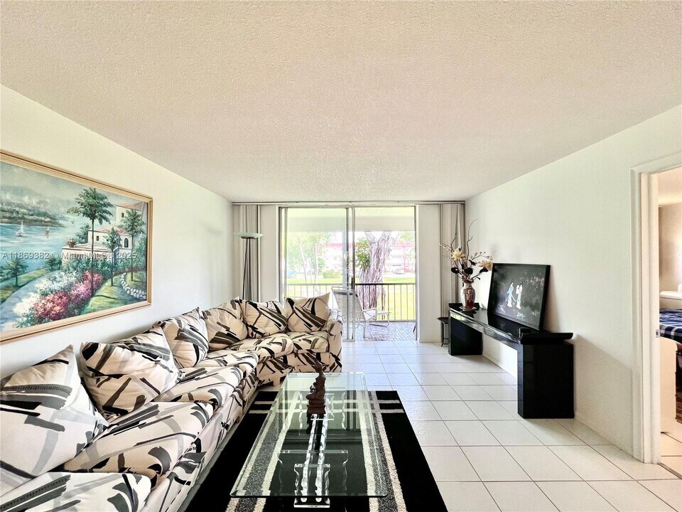 671 S Hollybrook Dr in Pembroke Pines, FL - Building Photo