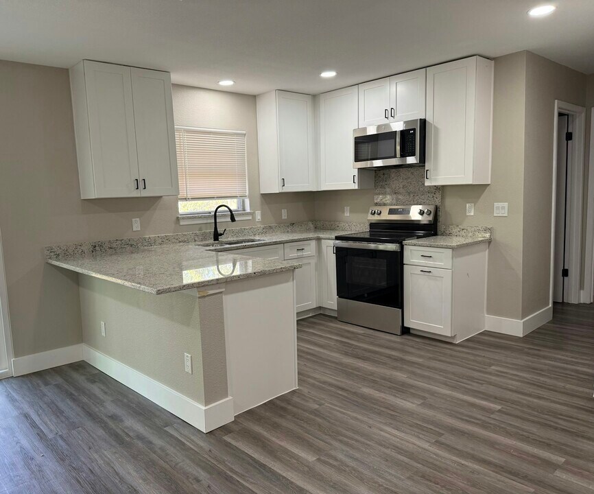 7907 Stagecoach Ln in San Antonio, TX - Building Photo