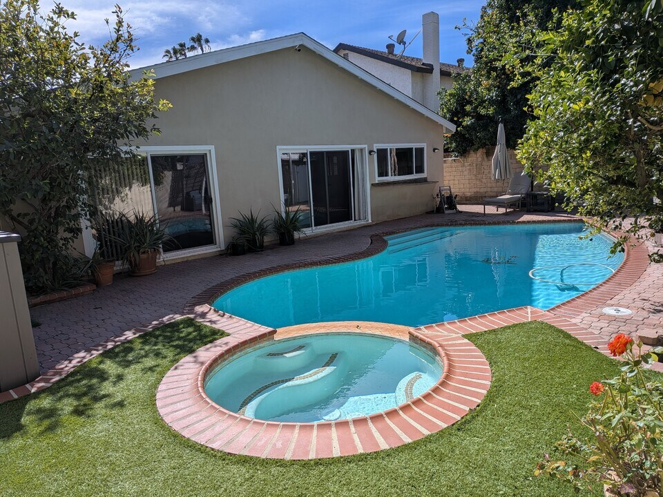 20143 Baltar St in Winnetka, CA - Foto de edificio