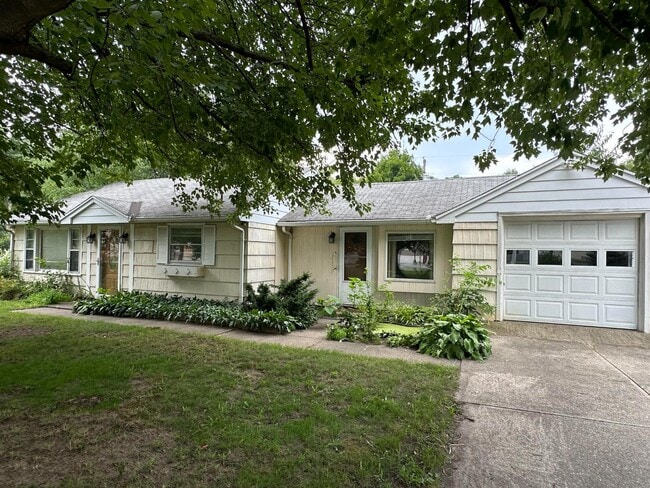 1547 N Hickory Rd