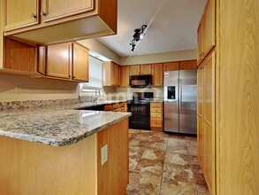 121 Old Carriage Dr in Englewood, OH - Building Photo - Building Photo