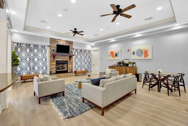 Village at Midtown in Mobile, AL - Foto de edificio - Building Photo