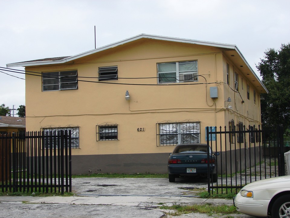 621 NW 64th St in Miami, FL - Building Photo