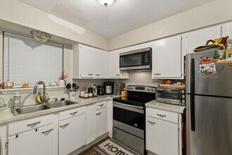 8300 Oakhaven Rd in La Porte, TX - Building Photo - Building Photo