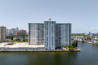 Winston Towers 500 in Sunny Isles Beach, FL - Building Photo - Building Photo