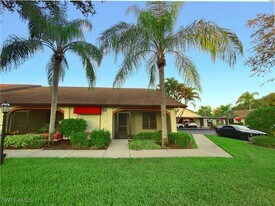 10740 Regent Cir in Naples, FL - Building Photo