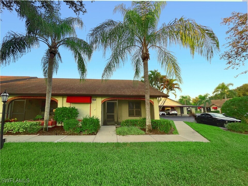 10740 Regent Cir in Naples, FL - Building Photo