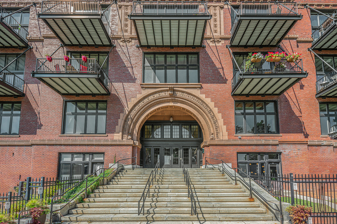 600 Broadway Ave NW in Grand Rapids, MI - Building Photo