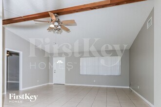 650 NW Selvitz Rd in Port St. Lucie, FL - Foto de edificio - Building Photo