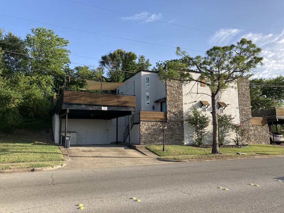 2301 Park Hill Dr in Fort Worth, TX - Building Photo