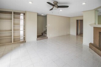 821 S Ripple Creek Dr in Houston, TX - Foto de edificio - Building Photo