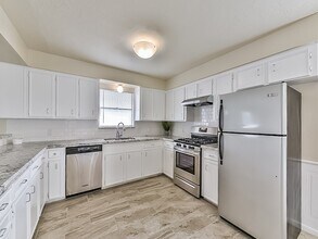900 Bonita Dr in Hitchcock, TX - Building Photo - Building Photo