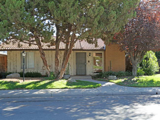 1063 Pierce Dr in Clovis, CA - Building Photo - Building Photo