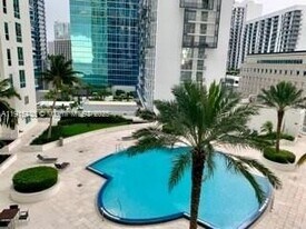 300 S Biscayne Blvd in Miami, FL - Building Photo