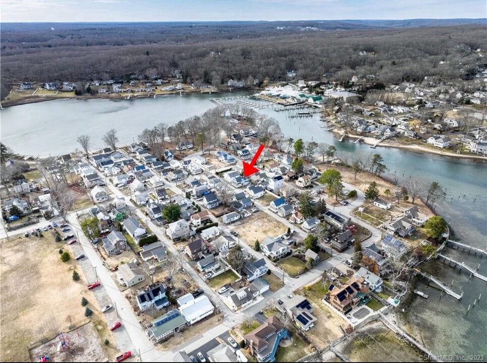 17 S Pine St in Niantic, CT - Building Photo
