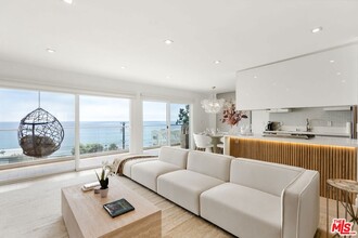 20747 Pacific Coast Hwy, Unit 201 in Malibu, CA - Building Photo - Building Photo