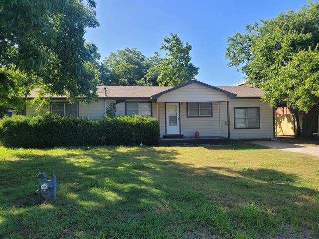 105 W College St in Blooming Grove, TX - Building Photo