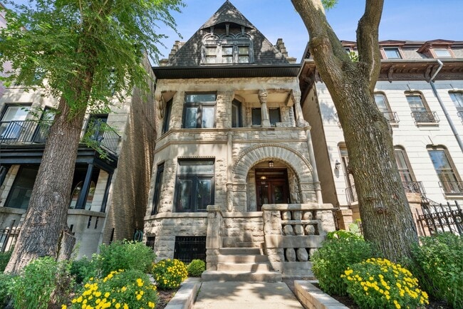 property at 922 W Fullerton Ave