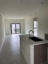 8265 NW 41st St in Doral, FL - Building Photo - Building Photo