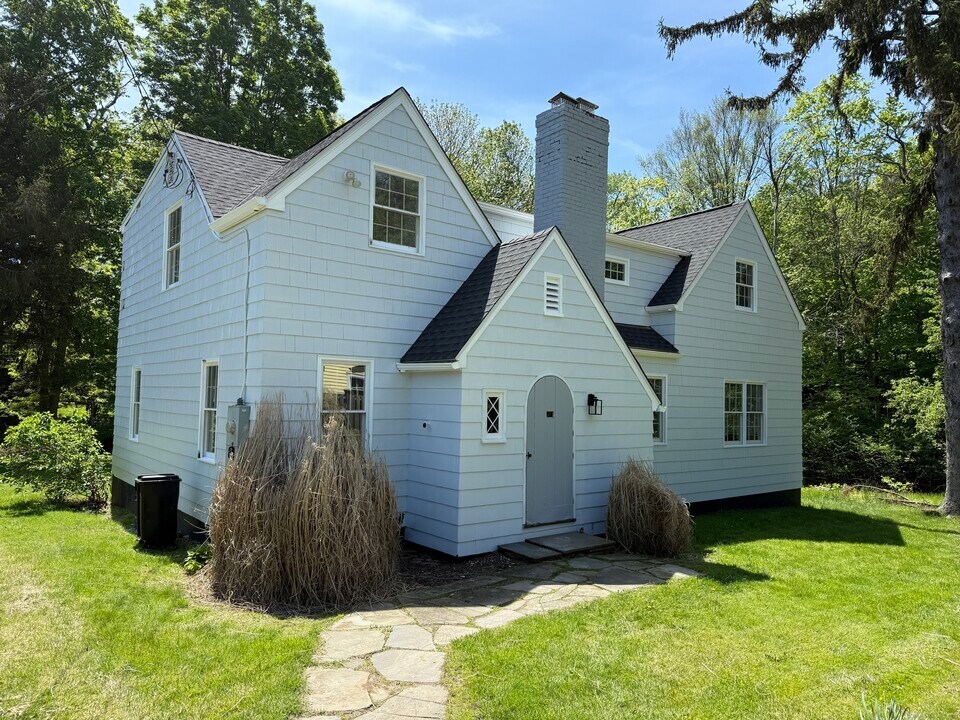 195 Old Kings Hwy in Wilton, CT - Building Photo