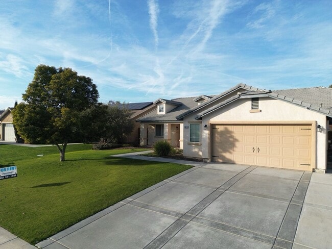 Beautiful Single Family Home in Bakersfield, CA in Bakersfield, CA - Building Photo - Building Photo