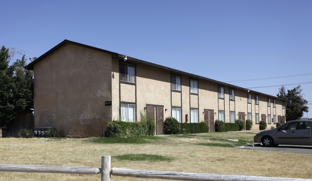 16280 Sequoia Ave in Hesperia, CA - Foto de edificio