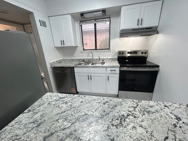 240 Jamil Rd in Columbia, SC - Building Photo - Building Photo