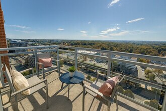 1556 Spring Hill Rd, Unit SI ID1395384P in McLean, VA - Building Photo - Building Photo