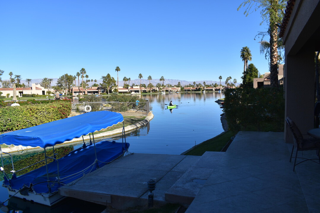 83 Lakeshore Dr in Rancho Mirage, CA - Foto de edificio