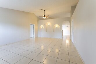 742 Paris Dr in Kissimmee, FL - Foto de edificio - Building Photo