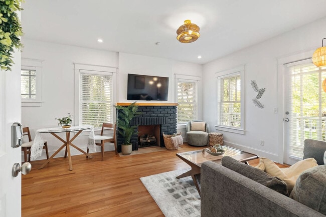 211 Arpieka Ave