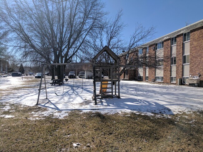 408 McKay SApt, Unit 15 in Alexandria, MN - Building Photo - Building Photo