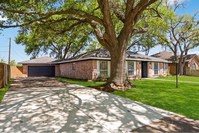 12418 A Bar Dr in Santa Fe, TX - Building Photo - Building Photo