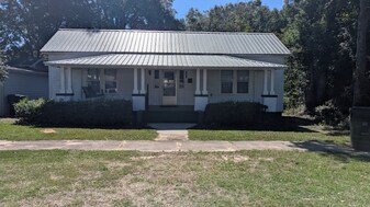 112 E Orange Ave in Defuniak Springs, FL - Building Photo