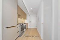 3 Ct Square W, Unit 3506 in Queens, NY - Building Photo - Building Photo