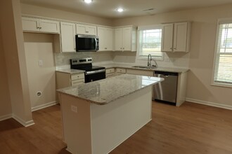 300 Tuscany Cir in Princeton, NC - Foto de edificio - Building Photo