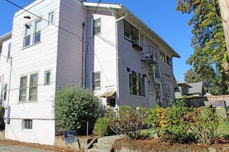1622-1628 SE 32nd Pl / 3259-3261 SE Market St in Portland, OR - Building Photo - Building Photo