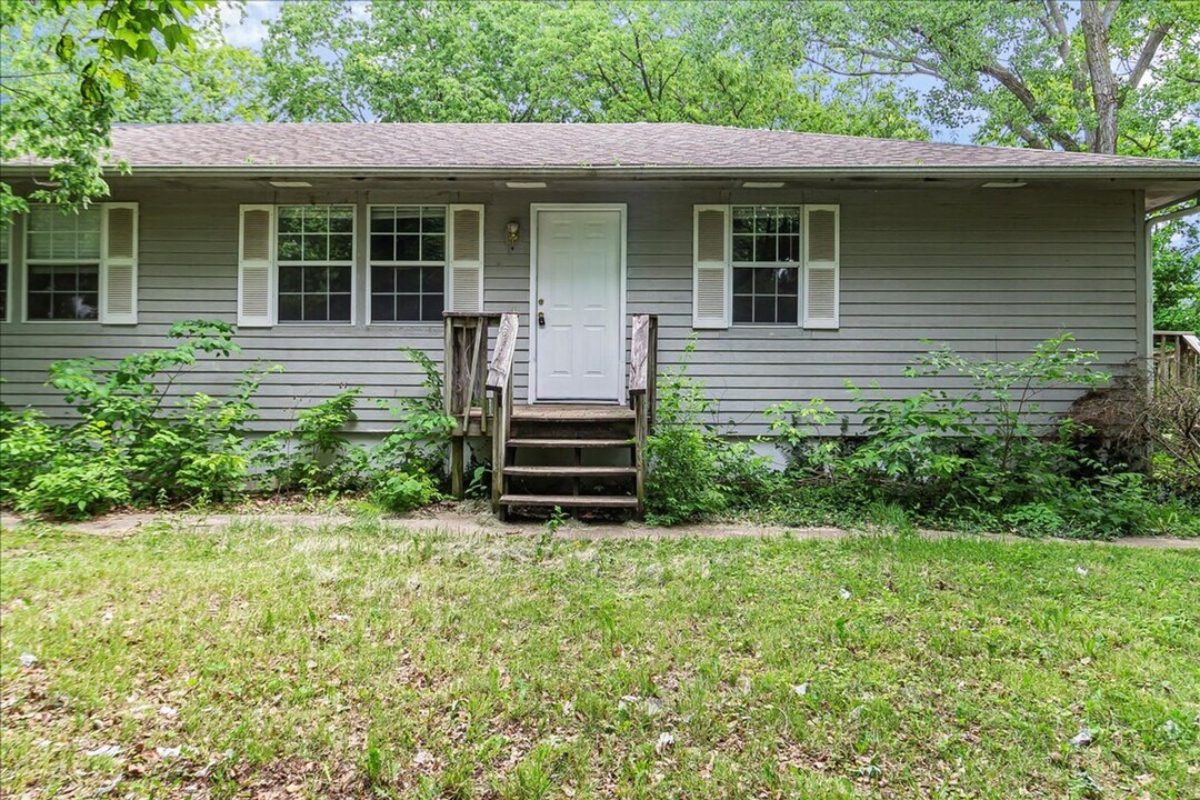 307 S Walnut St in La Monte, MO - Building Photo