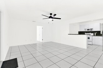 630 SW 62nd Ave, Unit 2 in Miami, FL - Foto de edificio - Building Photo