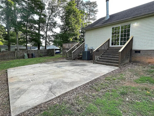 216 Gibson Rd in Mebane, NC - Foto de edificio - Building Photo