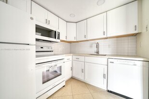 496 NW 165th St in Miami, FL - Building Photo