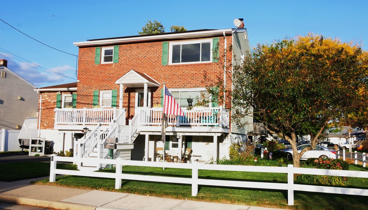 82 Oakwood Pl-Unit -82 B in Keansburg, NJ - Building Photo