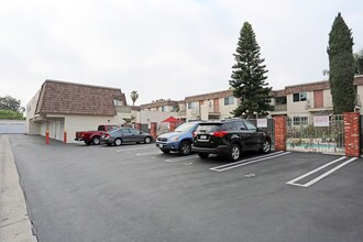 Chateau Gardens in Santa Ana, CA - Foto de edificio - Building Photo