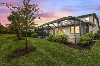 6878 Winding Cypress Dr in Naples, FL - Foto de edificio - Building Photo