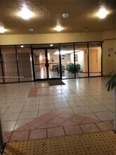 9686 Fontainebleau Blvd in Miami, FL - Building Photo - Building Photo