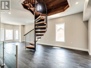 201 Victoria Ave N in Hamilton, ON - Building Photo - Building Photo