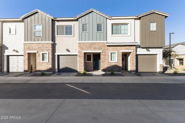 2820 W White Feather Ln in Phoenix, AZ - Building Photo - Building Photo