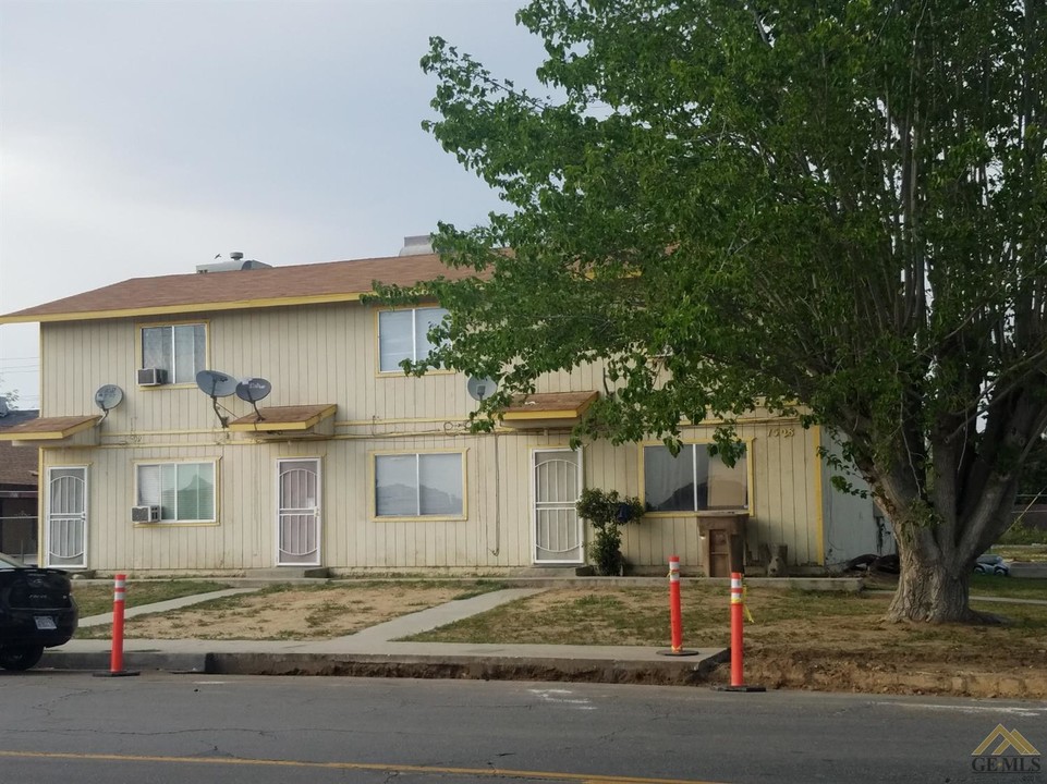 1528 Kentucky St in Bakersfield, CA - Building Photo