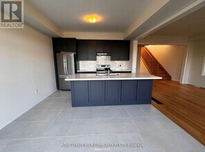 154 Terry Fox Dr in Barrie, ON - Building Photo - Building Photo