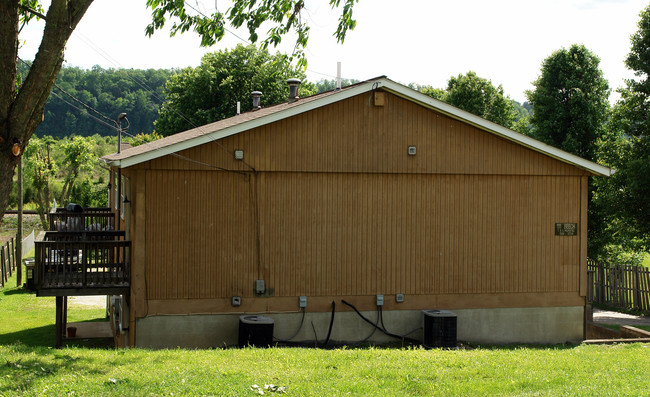 111 Beech St in Red House, WV - Building Photo - Building Photo